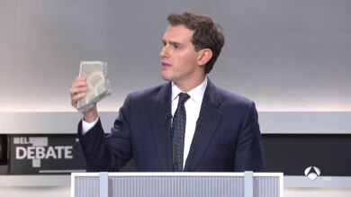 Albert Rivera saca un adoquín que representa 