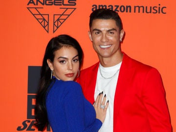 Georgina Rodríguez y Cristiano Ronaldo en la alfombrar roja de los EMAs 2019 