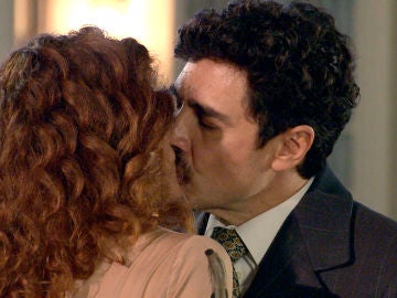 Guillermo presencia un romántico beso entre Julia y Armando