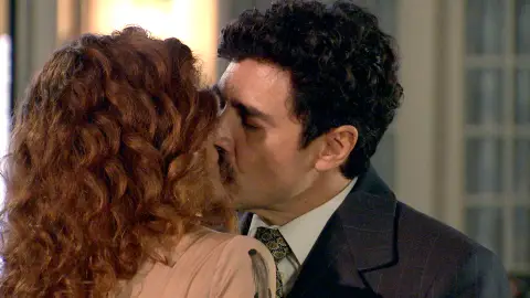 Guillermo presencia un romántico beso entre Julia y Armando Guillermo presencia un romántico beso entre Julia y Armando