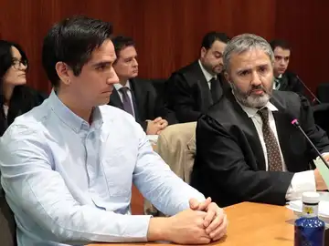 Rodrigo Lanza junto a su abogado, Endika Zulueta. Rodrigo Lanza junto a su abogado, Endika Zulueta.