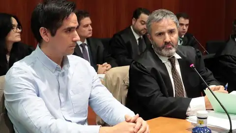 Rodrigo Lanza junto a su abogado, Endika Zulueta. Rodrigo Lanza junto a su abogado, Endika Zulueta.