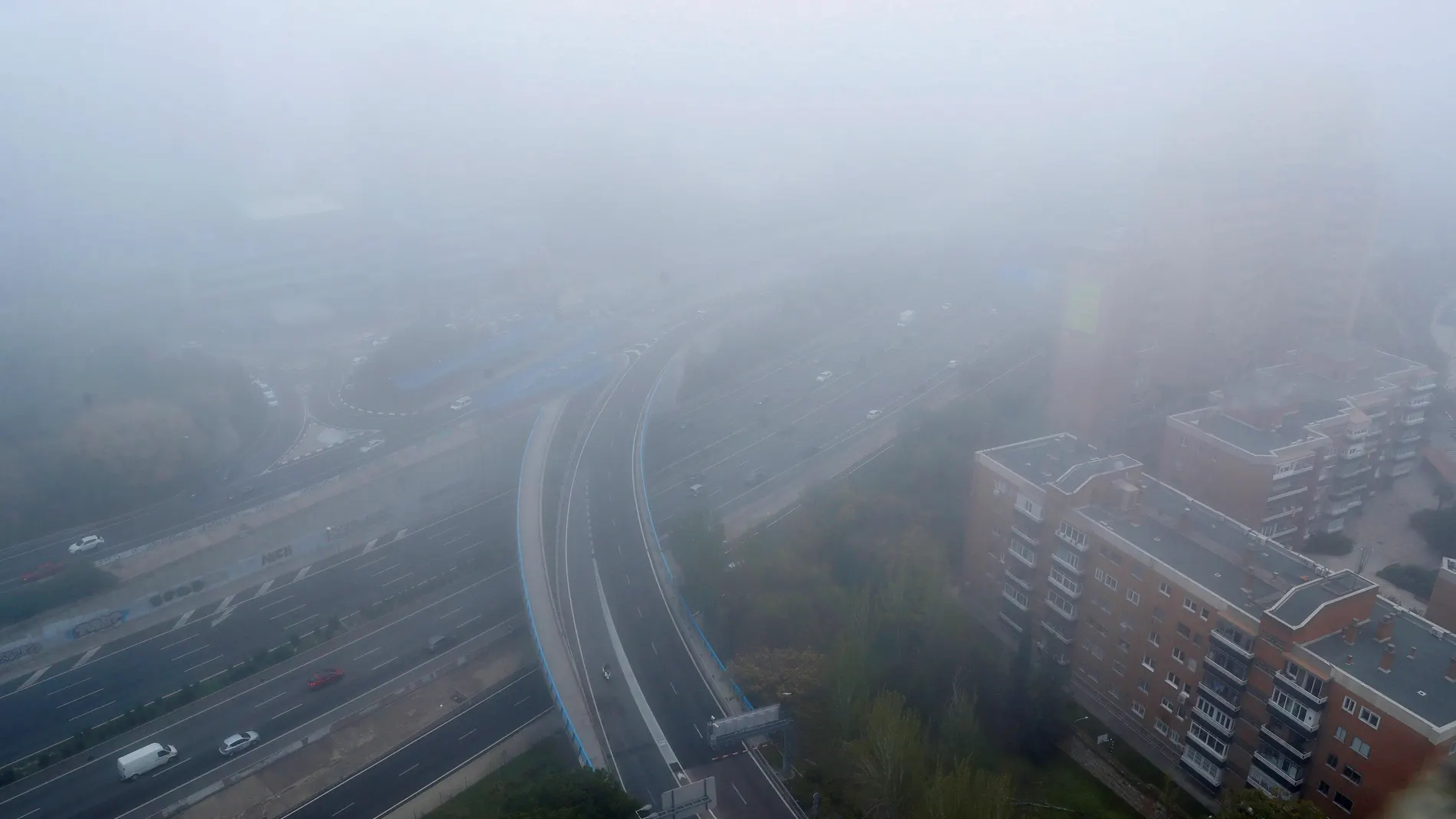 Vista del manto de niebla que cubría el norte de la M-30 de Madrid este martes Vista del manto de niebla que cubría el norte de la M-30 de Madrid este martes