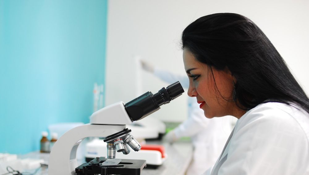 Científica en laboratorio