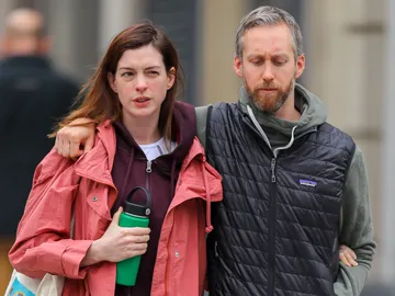Anne Hathaway y su marido Adam Shulman Anne Hathaway y su marido Adam Shulman
