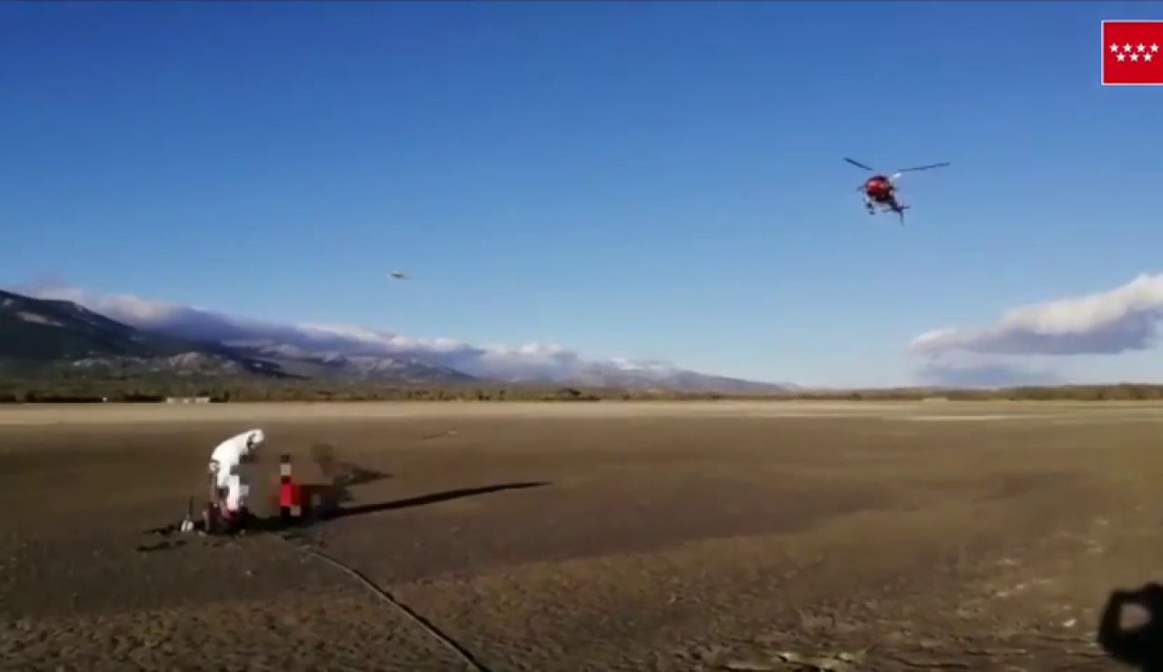 Rescatan a un ciclista en helicóptero tras quedar atrapado en el barro del embalse de Santillana Rescatan a un ciclista en helicóptero tras quedar atrapado en el barro del embalse de Santillana