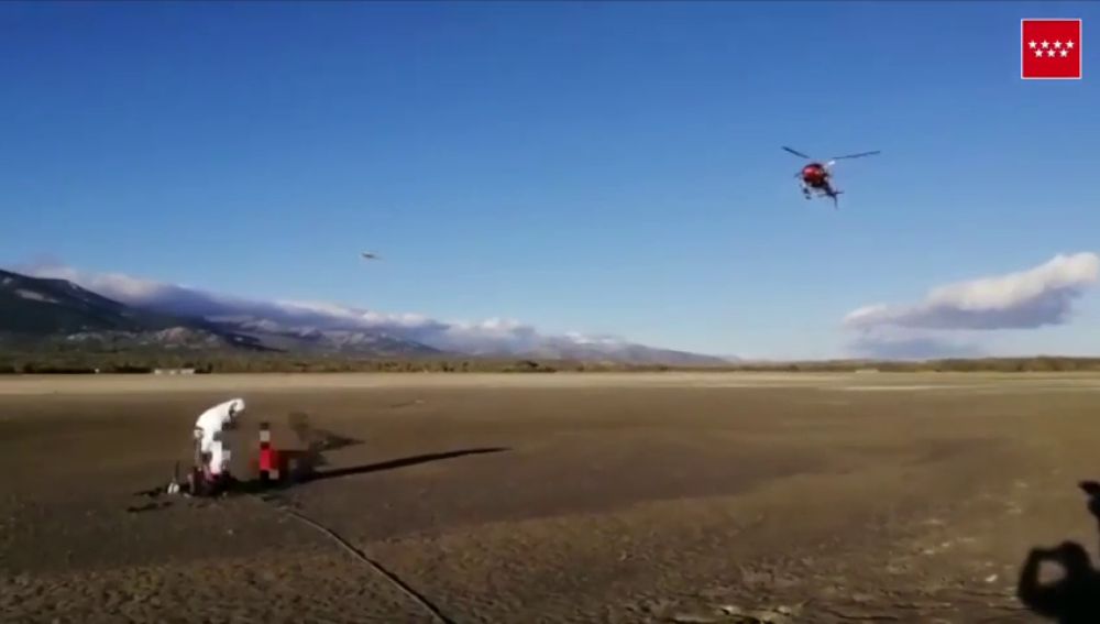 Rescatan a un ciclista en helicóptero tras quedar atrapado en el barro del embalse de Santillana