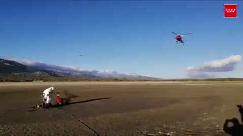 Rescatan a un ciclista en helicóptero tras quedar atrapado en el barro del embalse de Santillana Rescatan a un ciclista en helicóptero tras quedar atrapado en el barro del embalse de Santillana