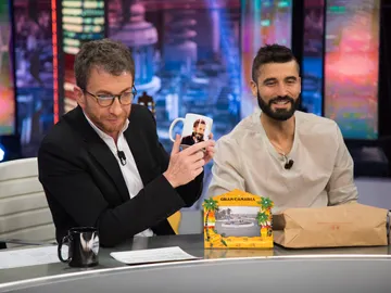 Álex García y Antonio Resines sorprenden a Pablo Motos con la taza de Broncano en 'El Hormiguero 3.0' Álex García y Antonio Resines sorprenden a Pablo Motos con la taza de Broncano en 'El Hormiguero 3.0'