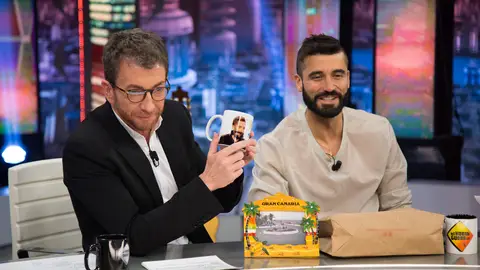 Álex García y Antonio Resines sorprenden a Pablo Motos con la taza de Broncano en 'El Hormiguero 3.0' Álex García y Antonio Resines sorprenden a Pablo Motos con la taza de Broncano en 'El Hormiguero 3.0'