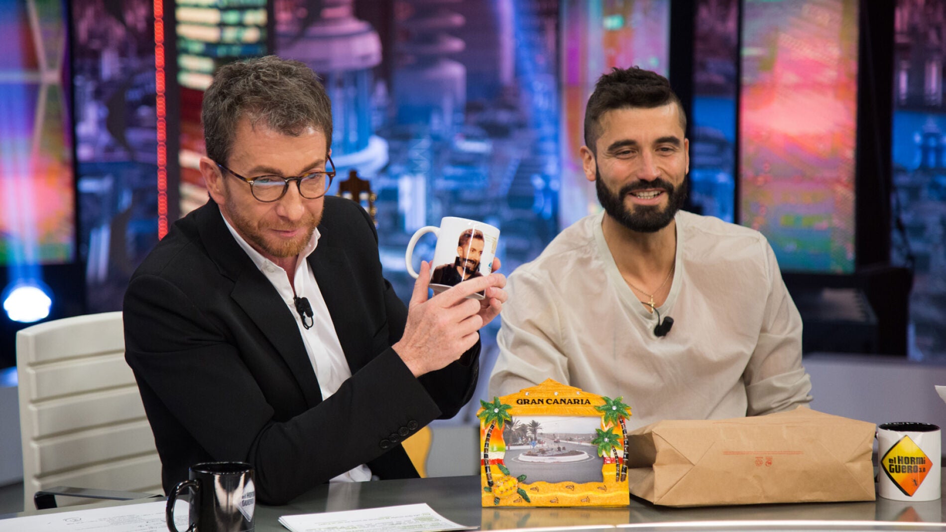&Aacute;lex Garc&iacute;a y Antonio Resines sorprenden a Pablo Motos con la taza de Broncano en 'El Hormiguero 3.0'
