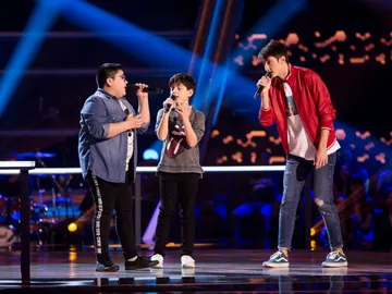 Marcos Balmori, Pablo Castiñeira y Alan Brizuela cantan ‘Peces de ciudad’ en las Batallas de ‘La Voz Kids’ Marcos Balmori, Pablo Castiñeira y Alan Brizuela cantan ‘Peces de ciudad’ en las Batallas de ‘La Voz Kids’