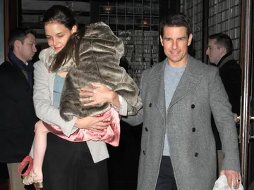 Katie Holmes y Tom Cruise con su hija Suri Katie Holmes y Tom Cruise con su hija Suri