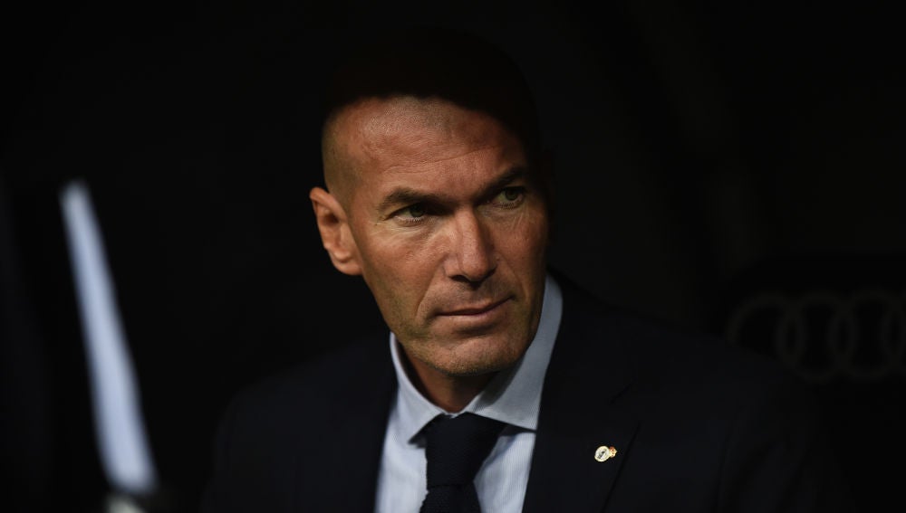 Zidane, en el banquillo del Real Madrid