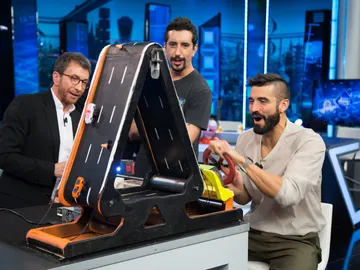 Álex García demuestra sus grandes dotes de conducción en el experimento de Marron Álex García demuestra sus grandes dotes de conducción en el experimento de Marron