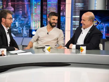 Álex García define a Antonio Resines en 'El Hormiguero 3.0': "Te mira y no sabes si te va a dar una hostia o un abrazo" Álex García define a Antonio Resines en 'El Hormiguero 3.0': "Te mira y no sabes si te va a dar una hostia o un abrazo"