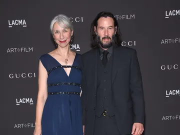 Keanu Reeves posa con su nueva novia después de una década sin posar con nadie Keanu Reeves posa con su nueva novia después de una década sin posar con nadie