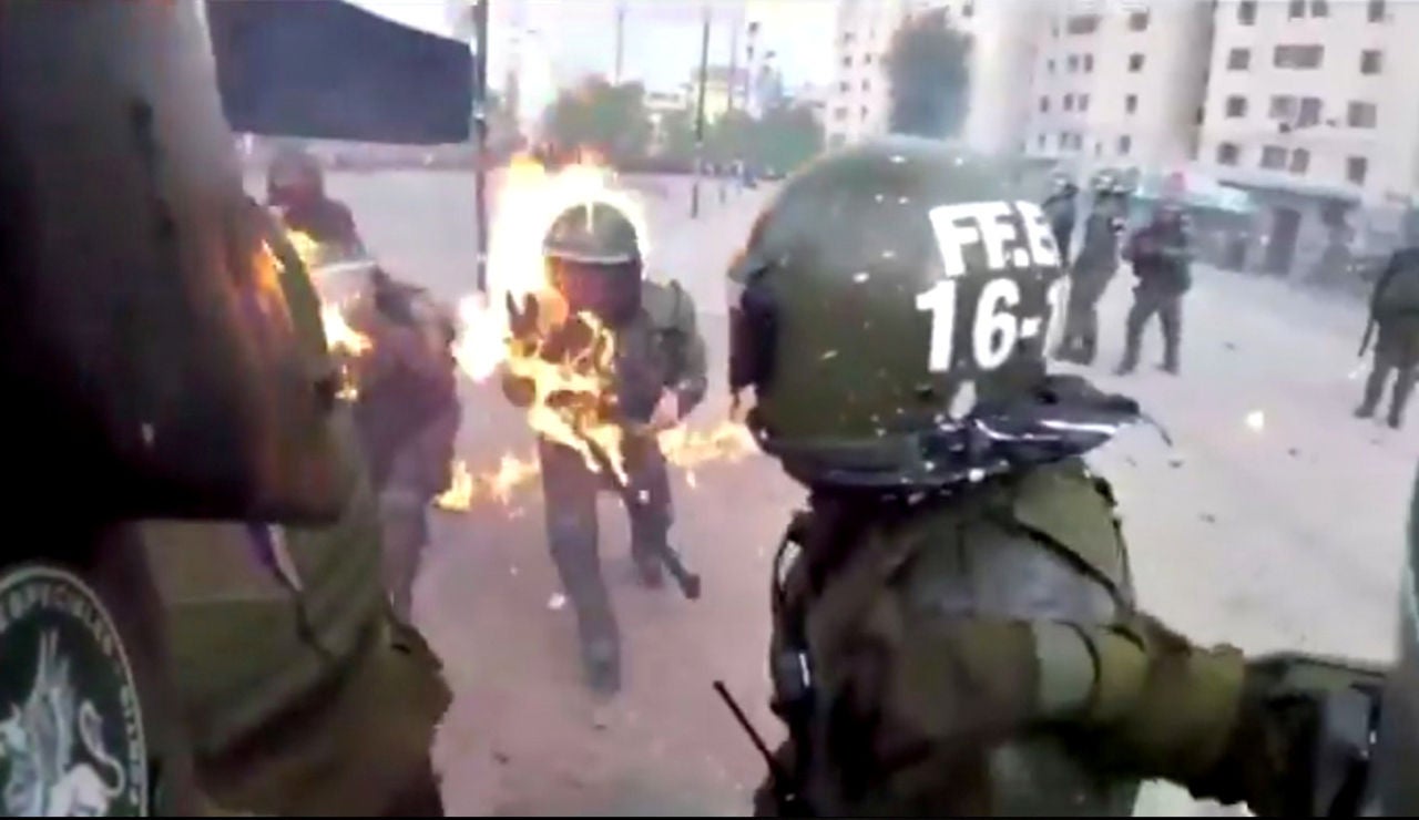 Dos policías, alcanzadas por cócteles molotov en Chile Dos policías, alcanzadas por cócteles molotov en Chile