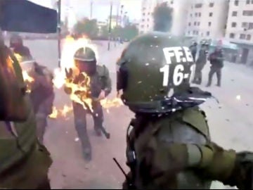 Dos policías, alcanzadas por cócteles molotov en Chile