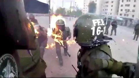 Dos policías, alcanzadas por cócteles molotov en Chile Dos policías, alcanzadas por cócteles molotov en Chile