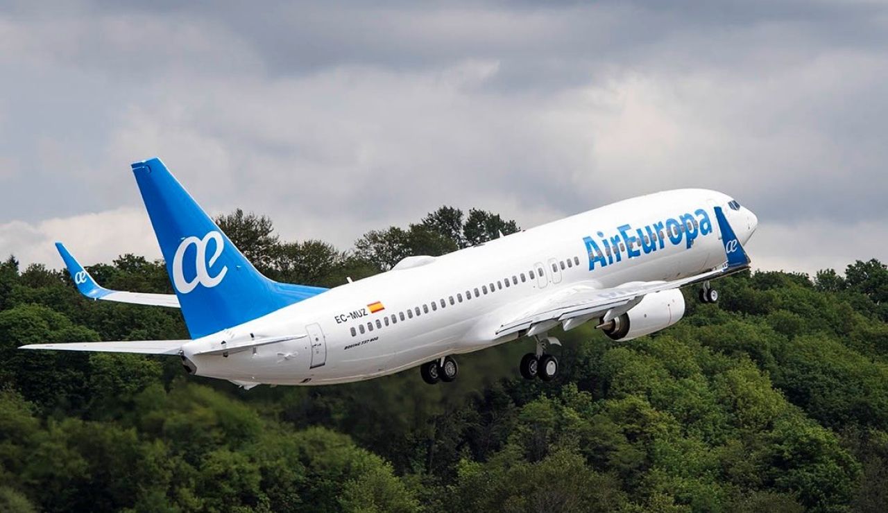 Un avión de la compañía Air Europa en plena maniobra de despegue. Un avión de la compañía Air Europa en plena maniobra de despegue.