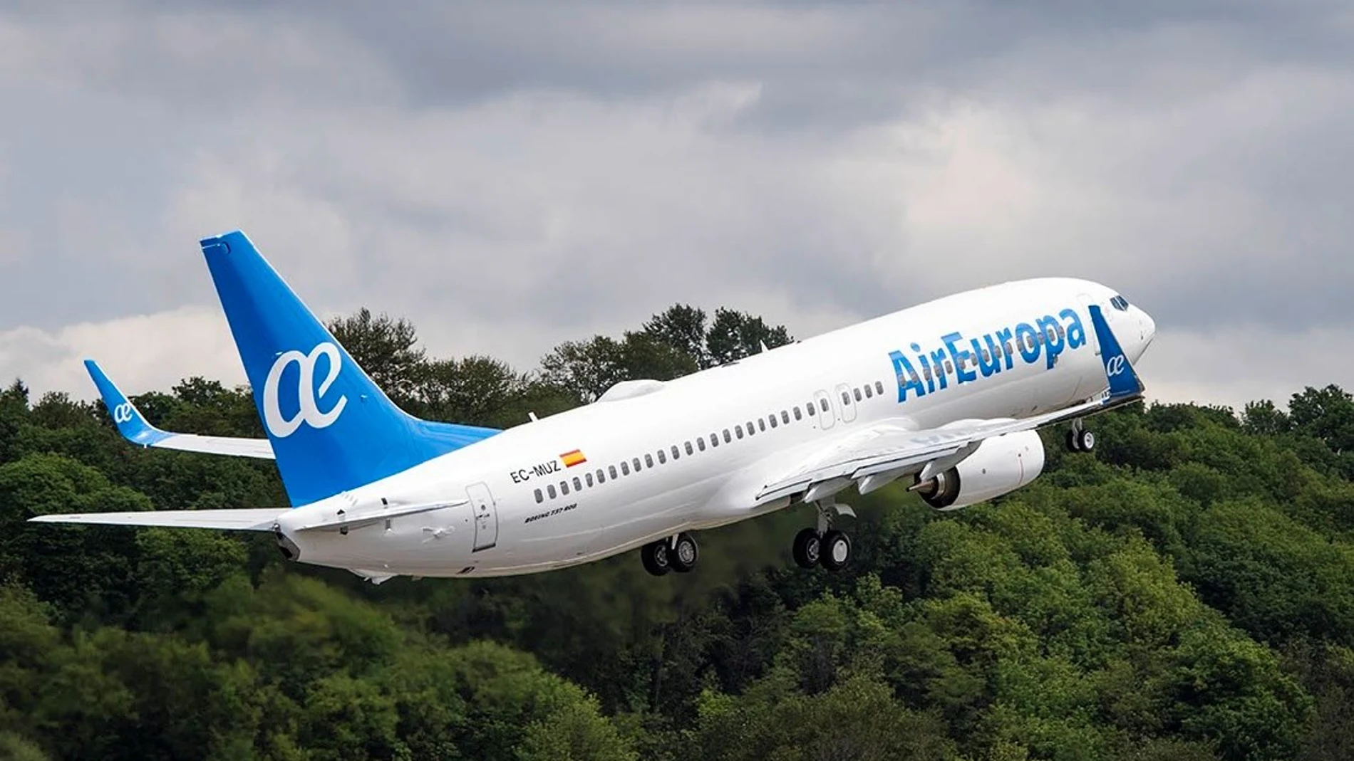 Un avión de la compañía Air Europa en plena maniobra de despegue. Un avión de la compañía Air Europa en plena maniobra de despegue.