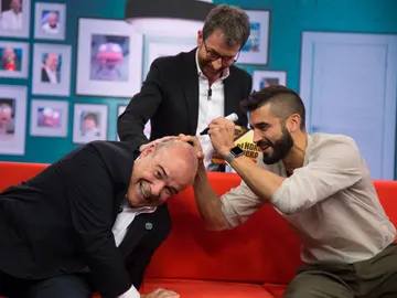 Álex García y Antonio Resines buscan objetos "al tacto" en 'El Hormiguero 3.0' Álex García y Antonio Resines buscan objetos "al tacto" en 'El Hormiguero 3.0'