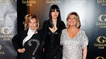 Alejandra Rubio junto a su abuela y su madre