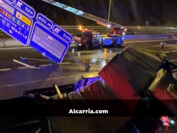 Un camión se estrella y derriba un panel informativo en un espectacular accidente en la A-2