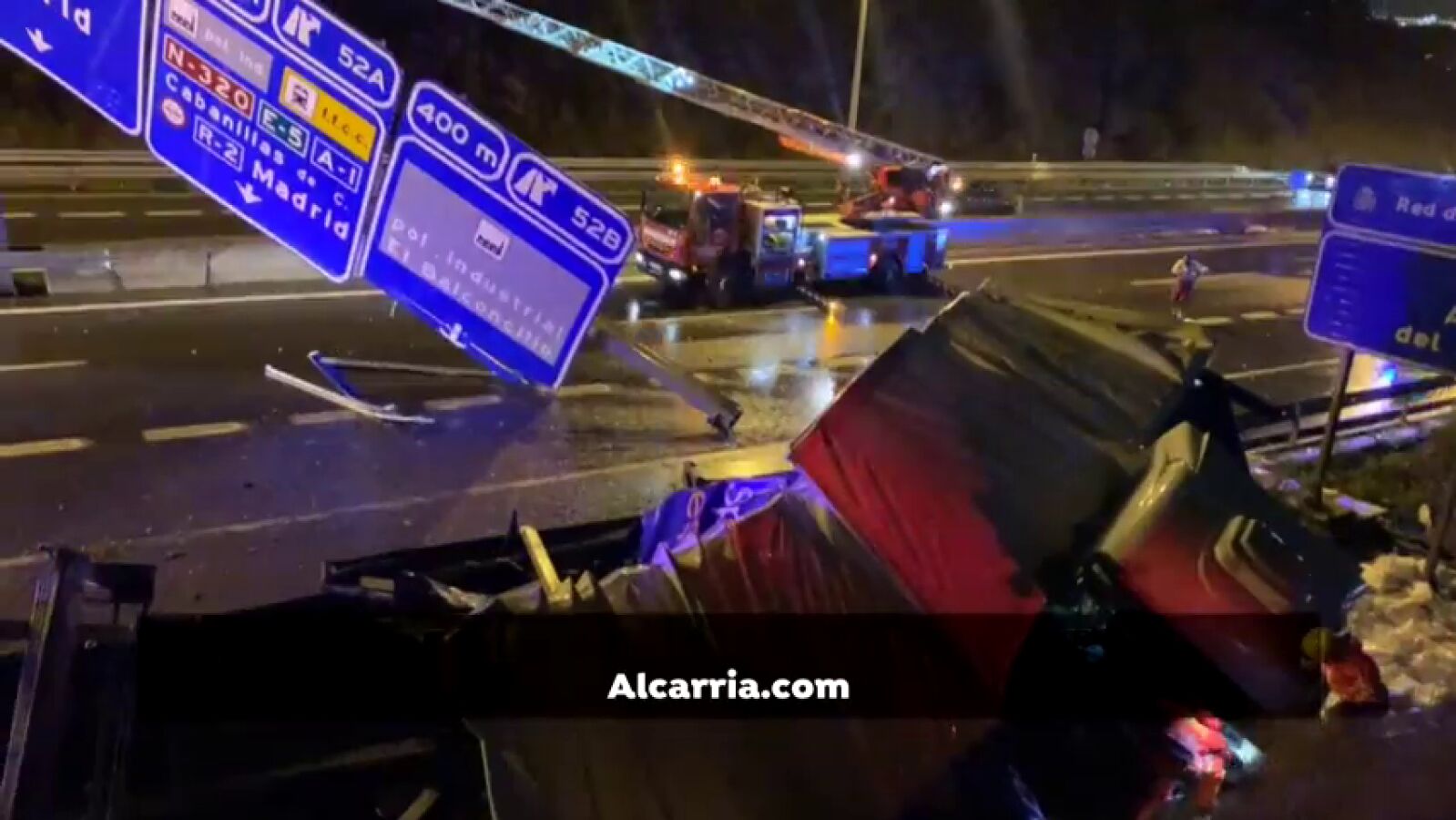 Un camión se estrella y derriba un panel informativo en un espectacular accidente en la A-2