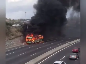 El incendio de un autobús obliga a cortar la A-6 a la altura de Torrelodones El incendio de un autobús obliga a cortar la A-6 a la altura de Torrelodones