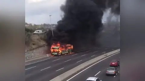 El incendio de un autobús obliga a cortar la A-6 a la altura de Torrelodones El incendio de un autobús obliga a cortar la A-6 a la altura de Torrelodones