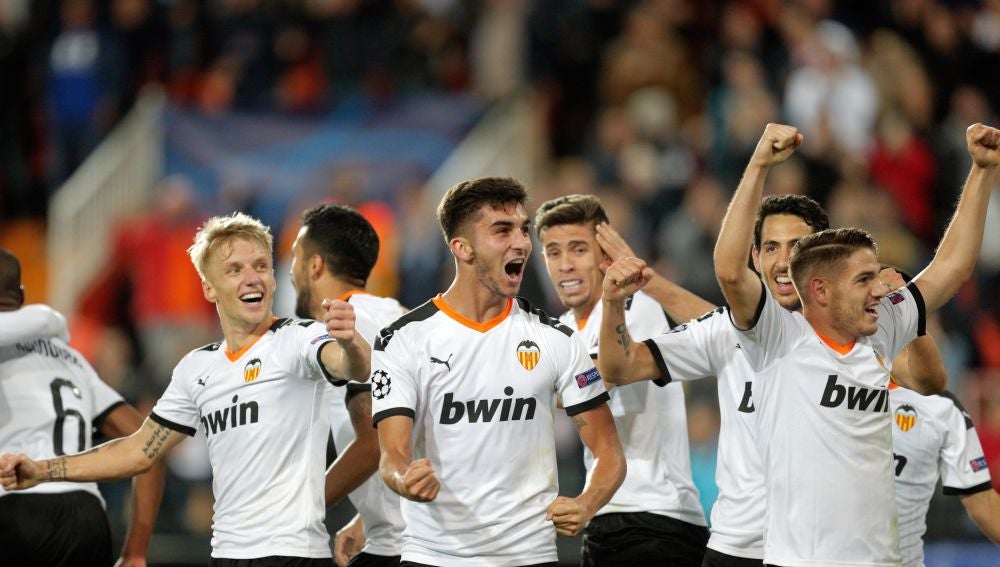 Los jugadores del Valencia celebran un gol ante el Lille