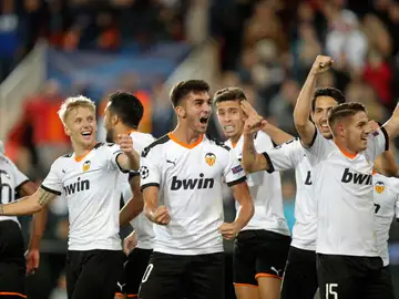 Los jugadores del Valencia celebran un gol ante el Lille Los jugadores del Valencia celebran un gol ante el Lille