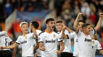Los jugadores del Valencia celebran un gol ante el Lille