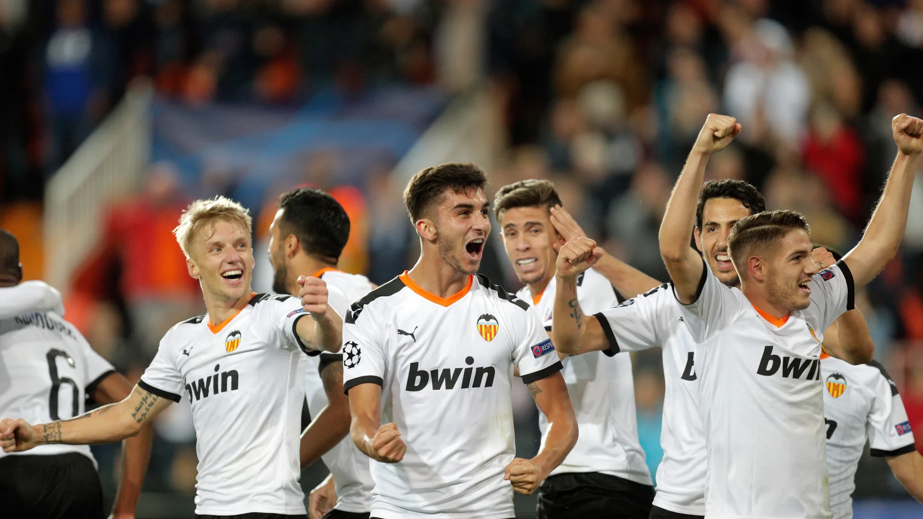 Los jugadores del Valencia celebran un gol ante el Lille Los jugadores del Valencia celebran un gol ante el Lille