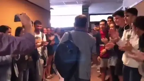 Ovaciones y aplausos en la despedida a un profesor de instituto de Tenerife Ovaciones y aplausos en la despedida a un profesor de instituto de Tenerife