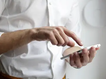 Hombre utilizando un teléfono móvil Hombre utilizando un teléfono móvil