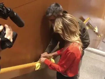 Cayetana Álvarez de Toledo arranca lazos amarillos de los estudios de TV3 a su llegada al debate electoral Cayetana Álvarez de Toledo arranca lazos amarillos de los estudios de TV3 a su llegada al debate electoral