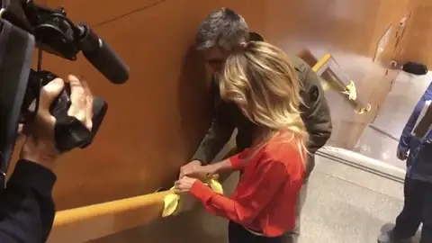 Cayetana Álvarez de Toledo arranca lazos amarillos de los estudios de TV3 a su llegada al debate electoral Cayetana Álvarez de Toledo arranca lazos amarillos de los estudios de TV3 a su llegada al debate electoral