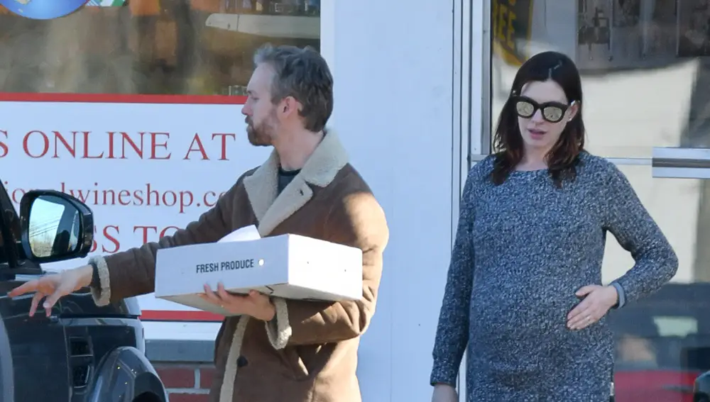 Anne Hathaway junto a su marido Adam Shulman