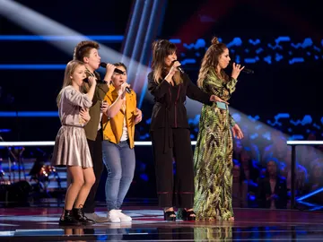 Vanesa Martín y Pastora Soler junto a sus talents cantan ‘Contamíname’ en ‘La Voz Kids’ Vanesa Martín y Pastora Soler junto a sus talents cantan ‘Contamíname’ en ‘La Voz Kids’