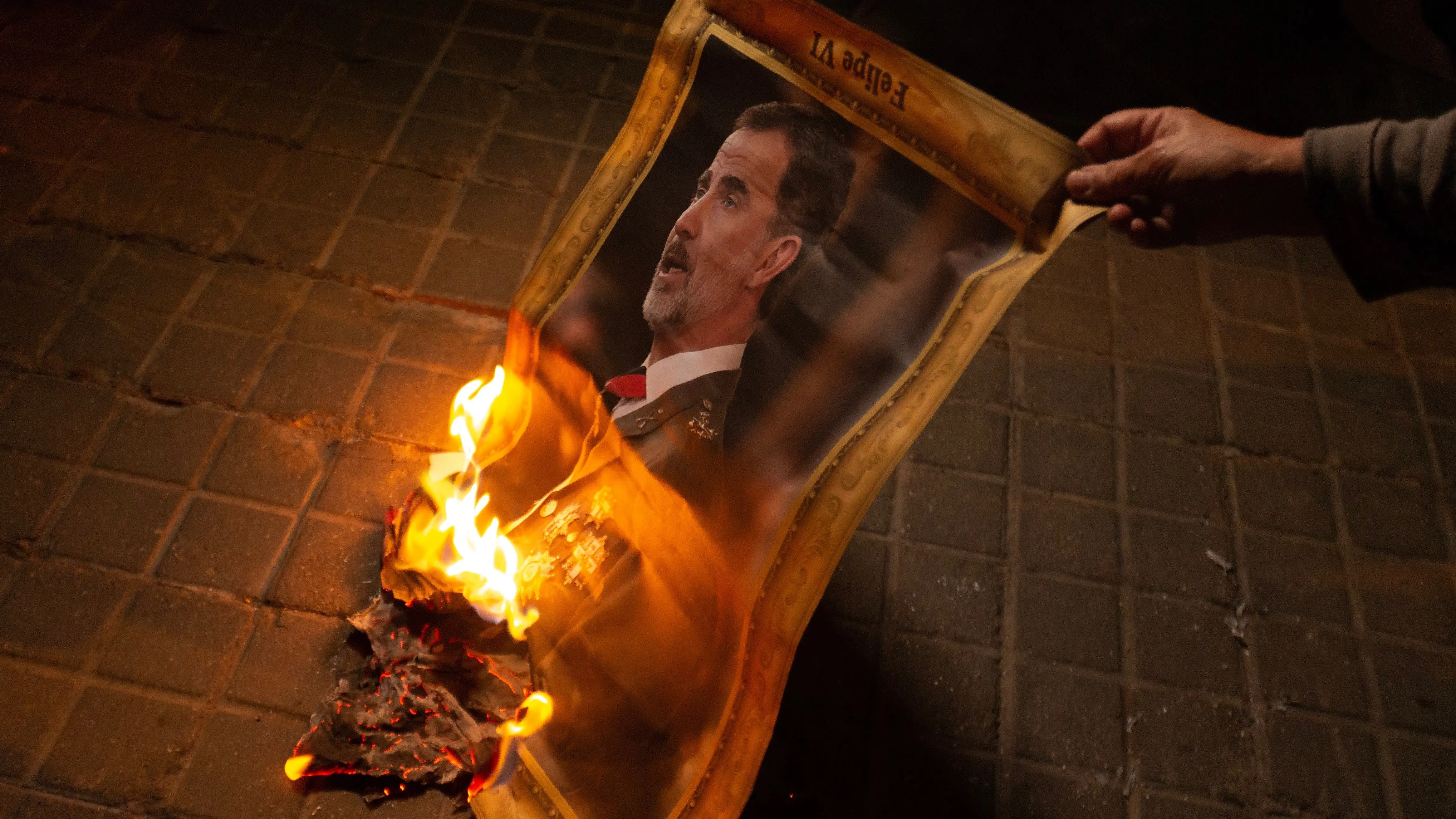 Queman fotograf&iacute;as del Rey en Barcelona