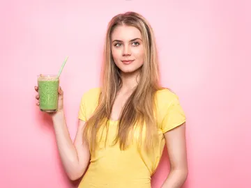 Chica tomando batido Chica tomando batido