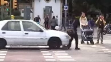 Graban en directo el atropello a una joven en patinete justo después de entrevistarla