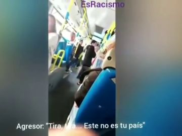 Graban una agresión racista y machista en un autobús de Madrid
