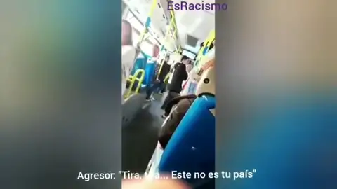 Graban una agresión racista y machista en un autobús de Madrid Graban una agresión racista y machista en un autobús de Madrid
