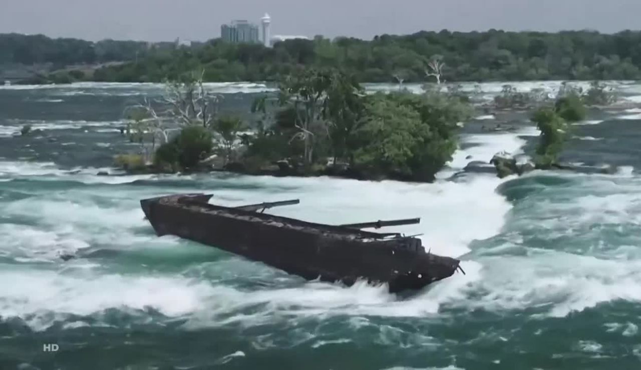 El barco liberado en las Cataratas del Niágara El barco liberado en las Cataratas del Niágara