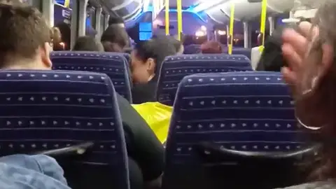 Apedrean una guagua llena de pasajeros en Telde Apedrean una guagua llena de pasajeros en Telde