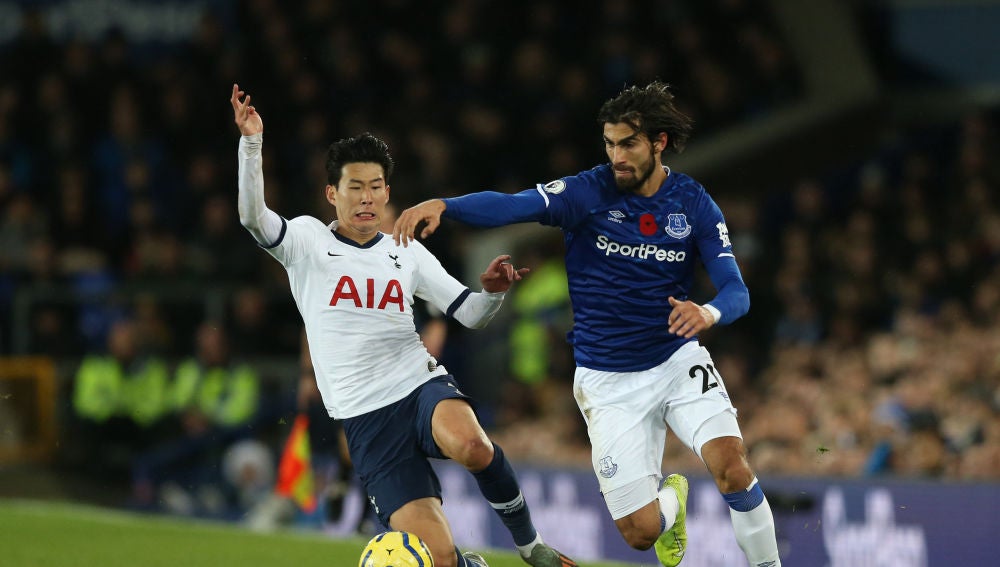 Heung-Min Son y André Gomes en el Everton-Tottenham
